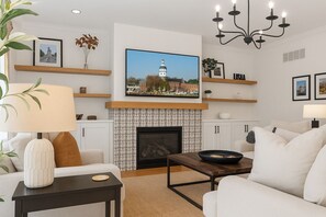 Smart TV, fireplace, table tennis, books - USNA & Downtown Annapolis 1.5 mi (Annapolis)