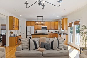 Smart TV, chimenea, tenis de mesa y libros 