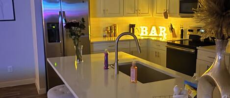 Microondas, horno, parrilla de estufa y lavavajillas