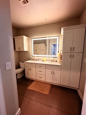 Hårtørrer, håndklæder, Sæbe, Toiletpapir