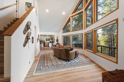 Lake+Mountain Views - Hot Tub - Hideaway Lodge