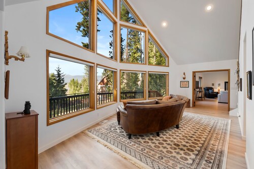 Lake+Mountain Views - Hot Tub - Hideaway Lodge