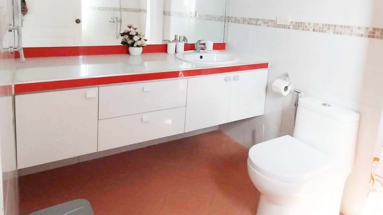 En-suite athroom 2 with shower, bidet