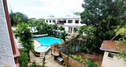 Spacious 4-bedroom penthouse in fabulous Tawala, Panglao, pool, AC, 24/7 guards
