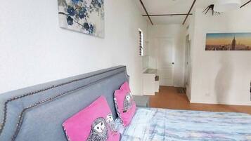 4 slaapkamers, een bureau, een strijkplank/strijkijzer, reisbedje