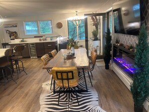 Dining -  Hot Tub! Charming 3-bedroom house in Estes Park- On the River! (Estes Park)