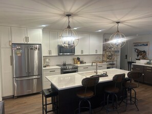 冷蔵庫、電子レンジ、オーブン、コンロ