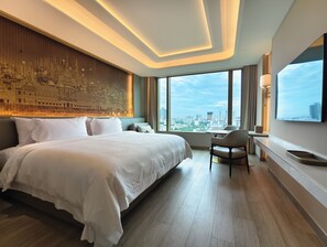 Prestige Signature King Room | In-room safe, desk, laptop workspace, blackout drapes