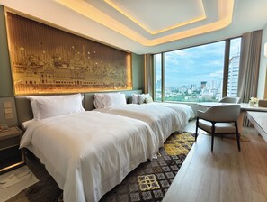 Prestige Signature Twin Room | In-room safe, desk, laptop workspace, blackout drapes