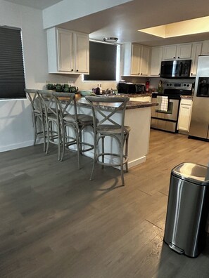 Microwave, oven, stovetop, dishwasher - 3-bedroom 2 bathroom house in Phoenix with fitness room gym, AC, Wifi, Desk. (Phoenix)