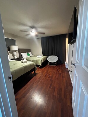 3 bedrooms, desk, free WiFi, bed sheets - 3-bedroom 2 bathroom house in Phoenix with fitness room gym, AC, Wifi, Desk. (Phoenix)