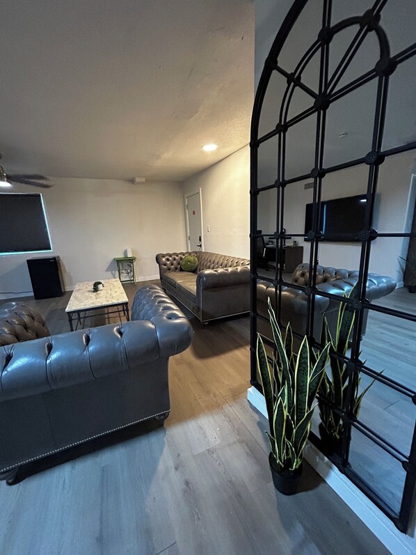 TV - 3-bedroom 2 bathroom house in Phoenix with fitness room gym, AC, Wifi, Desk. (Phoenix)