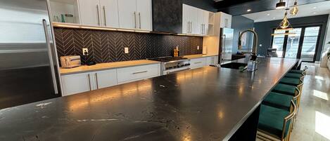 Micro-ondas, fogão, cooktop, lava-louças