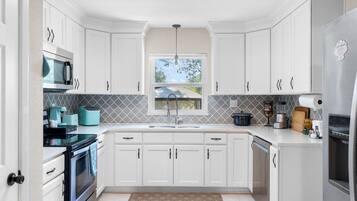 Microondas, horno, parrilla de estufa y lavavajillas