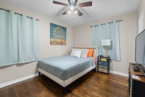 3 bedrooms, iron/ironing board, travel cot, WiFi - Escape by Beaches & Blue Angels (Pensacola)