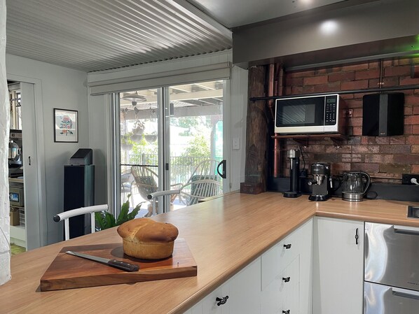 Fridge, microwave, oven, stovetop - The Orchard Guesthouse relax where the mountains meet the beach (Palmwoods)