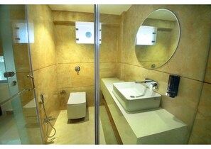 Premium Room | Bathroom | Shower, free toiletries, towels, soap