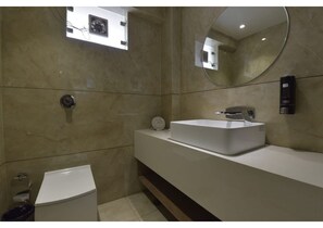 Family Studio Suite | Bathroom | Shower, free toiletries, towels, soap