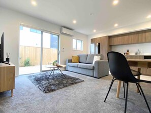 TV - Brand new townhouse on Armagh|city centre (Christchurch)