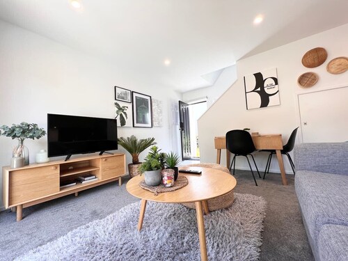 Awesome new townhouse with KING Bed on Armagh