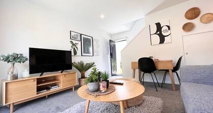 Awesome new townhouse with KING Bed on Armagh