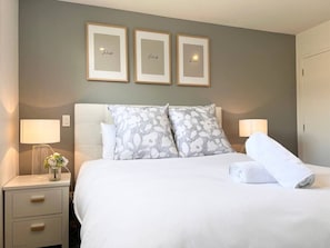 1 bedroom, desk, iron/ironing board, WiFi