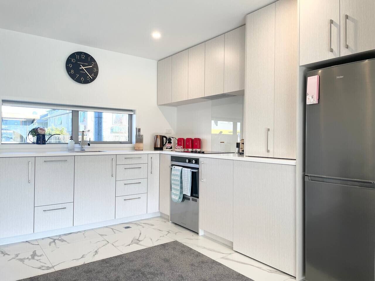 Jääkaappi, mikroaaltouuni, uuni, liesi