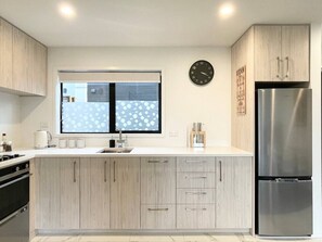 Refrigerador, microondas, horno, placa de cocina