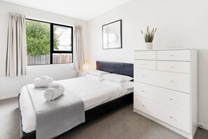 2 bedrooms, desk, iron/ironing board, WiFi