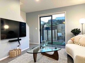 TV, stereo - Little Cutie on Worcester Quiet|Stylish (Christchurch)