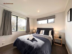 4 bedrooms, iron/ironing board, WiFi, bed sheets
