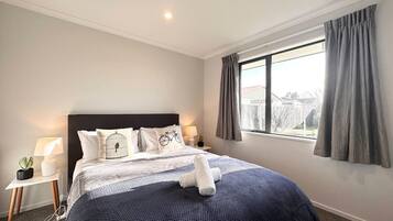 4 habitaciones, tabla de planchar con plancha, wifi y ropa de cama