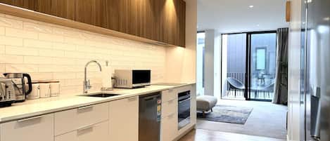 Frigorífico, microondas, horno y placa de cocina
