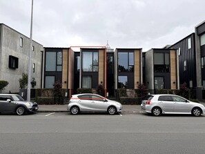 Un edificio moderno con grandes ventanales y techo plano.
