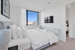 2 bedrooms, desk, iron/ironing board, WiFi