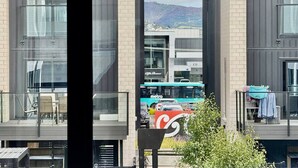 Un edificio moderno con ventanas grandes y un balcón.