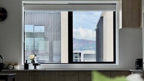 Una cocina moderna con un amplio ventanal, un lavamanos y armarios.