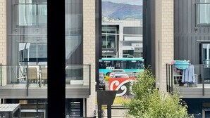 Un edificio moderno con ventanas grandes y un balcón.