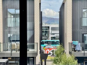 Un edificio moderno con ampie finestre e un balcone.