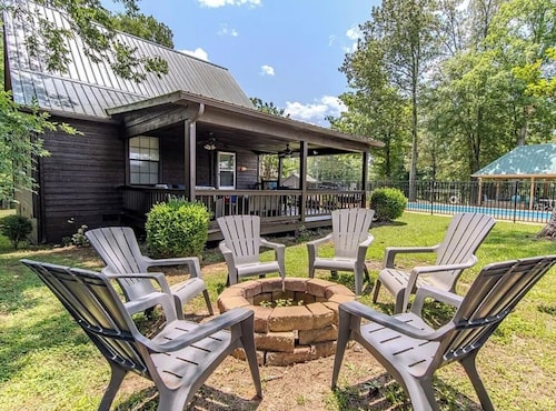 Family & Pet Friendly Cozy Cabin 5 mins from Sportsman’s