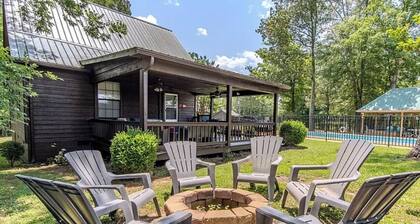 Family & Pet Friendly Cozy Cabin 5 mins from Sportsman’s