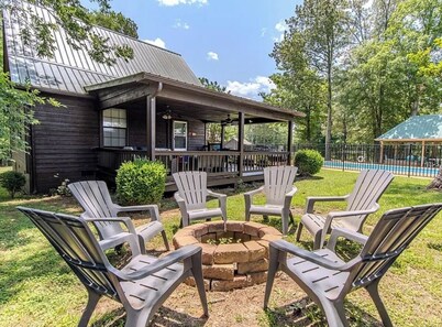 Family & Pet Friendly Cozy Cabin 5 mins from Sportsman’s