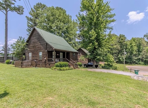 Family & Pet Friendly Cozy Cabin 5 mins from Sportsman’s