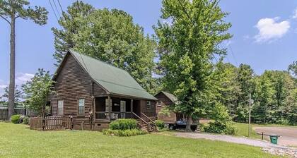 Family & Pet Friendly Cozy Cabin 5 mins from Sportsman’s