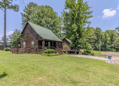 Family & Pet Friendly Cozy Cabin 5 mins from Sportsman’s