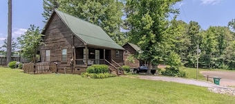 Family & Pet Friendly Cozy Cabin 5 mins from Sportsmanâs