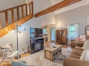 TV, fireplace