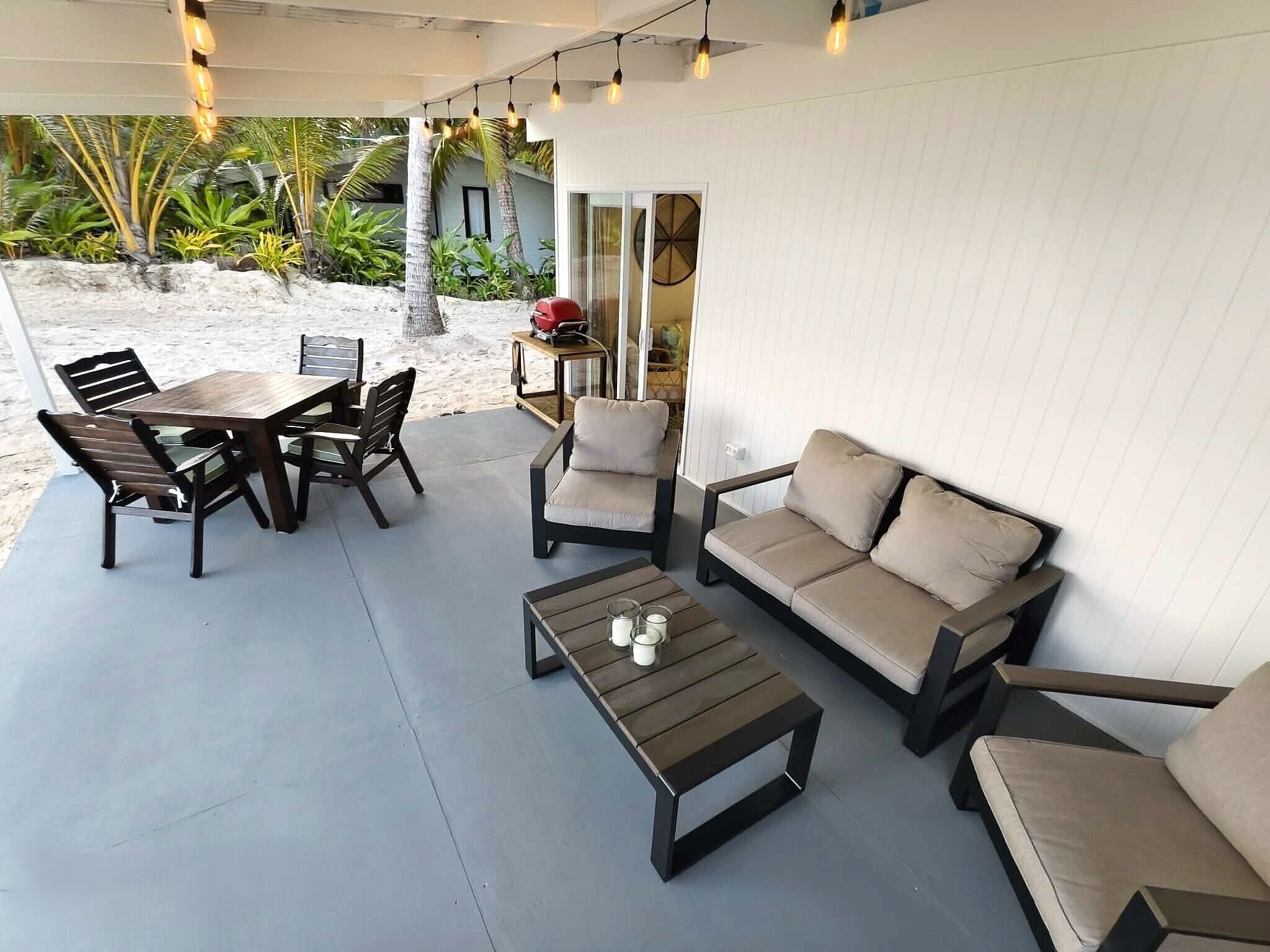 家庭平房, 2 间卧室, 环礁湖景观, 海滨 | 起居区 | 55-英寸智能电视（配备卫星频道）