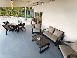 Family Bungalow, 2 Bedrooms, Lagoon View, Beachfront | Living area