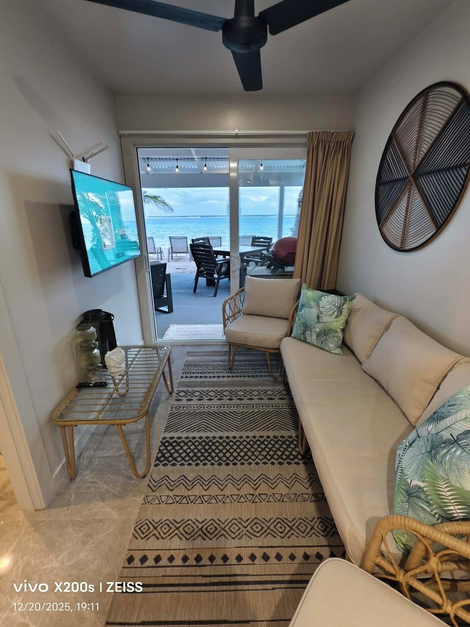 家庭平房, 2 间卧室, 环礁湖景观, 海滨 | 起居区 | 55-英寸智能电视（配备卫星频道）